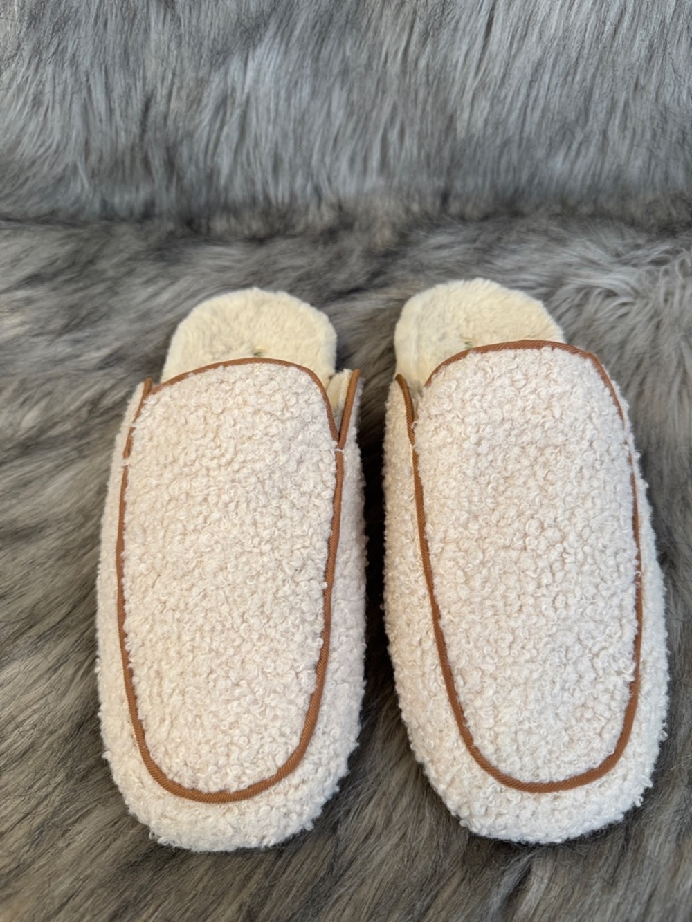 PRICE FIRM Vionic Cream Slip-On Mule Slippers with Brown Trim Size 9 - Picture 4 of 8